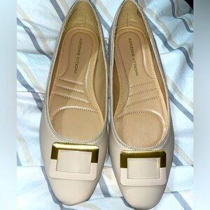 Adrienne Vittadini cream & tan flats with Gold & Cream Design on top Sz 8.5